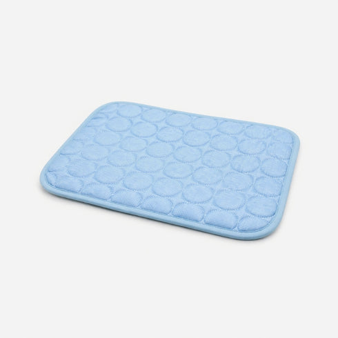 Tapis de refroidissement pour chat bleu clair avec surface matelassée respirante conçu pour apporter fraîcheur et confort pendant les journées chaudes
