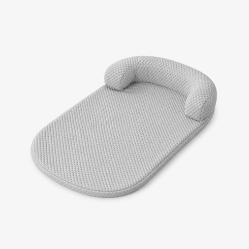 Tapis de refroidissement pour chat gris avec surface Ice Silk respirante et appui-tête rembourré, conçu pour offrir un couchage frais et confortable.