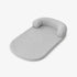 Tapis de refroidissement pour chat gris avec surface Ice Silk respirante et appui-tête rembourré, conçu pour offrir un couchage frais et confortable.