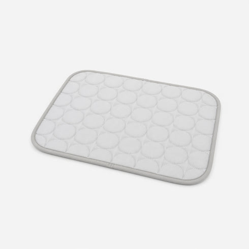 Tapis de refroidissement pour chat gris clair avec surface matelassée respirante conçu pour apporter fraîcheur et confort pendant les journées chaudes