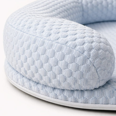Gros plan sur la texture matelassée et l'appui-tête moelleux du tapis de refroidissement pour chat, avec finition soignée et tissu Ice Silk respirant.