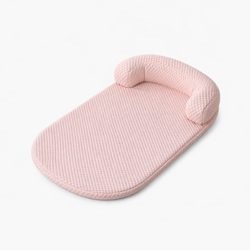 Tapis de refroidissement pour chat rose avec surface Ice Silk respirante et appui-tête rembourré, conçu pour offrir un couchage frais et confortable.
