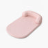 Tapis de refroidissement pour chat rose avec surface Ice Silk respirante et appui-tête rembourré, conçu pour offrir un couchage frais et confortable.