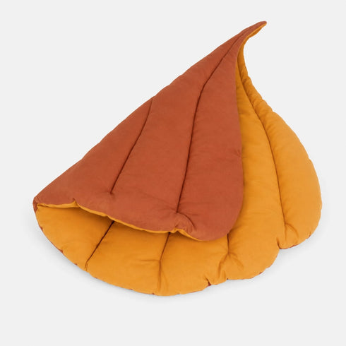 Tapis de sol pour chat en forme de feuille orange avec rabat cocoon et texture velours matelassée sur fond studio clair