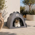 Chat allongé dans une tente grise pour chat installée en extérieur sur une terrasse ensoleillée, offrant un espace ombragé et confortable pour le repos