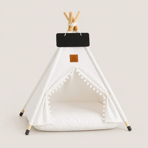 Tipi pour chat blanc avec structure en bois, coussin moelleux et pompons décoratifs, présenté sur fond clair en photo produit