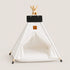Tipi pour chat blanc avec structure en bois, coussin moelleux et pompons décoratifs, présenté sur fond clair en photo produit