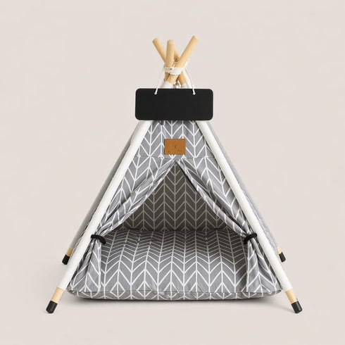 Tipi pour chat gris à motifs géométriques avec structure en bois et coussin assorti, présenté sur fond clair en photo produit