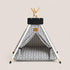 Tipi pour chat gris à motifs géométriques avec structure en bois et coussin assorti, présenté sur fond clair en photo produit
