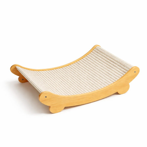 Transat pour chat en bois naturel avec toile en corde blanche, couchage design et confortable sur fond studio minimaliste.