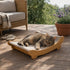 Chat allongé sur un transat pour chat en bois avec toile en corde, couchage confortable pour terrasse ou extérieur ensoleillé.